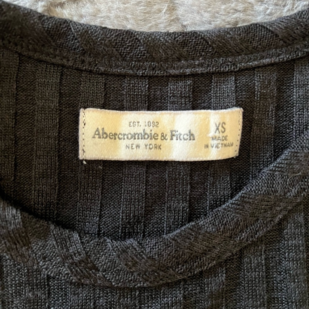 Abercrombie& fitch black crop top; size xs